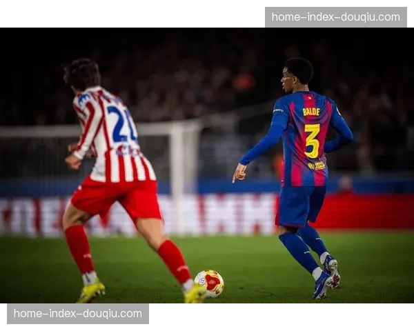 特写瞬间：马竞中卫在角球防守中成功完成对位盯人并解围