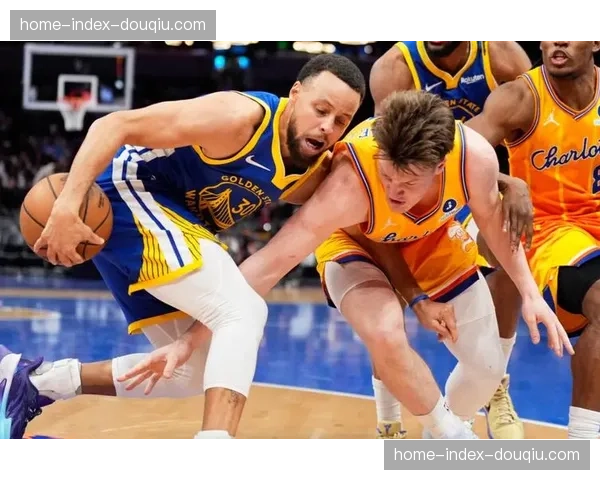 NBA常规赛：湖人加时险胜勇士，詹姆斯砍下三双，库里错失绝平三分