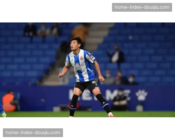 比利亚雷亚尔小将洛佩斯打入西甲处子球后激动落泪