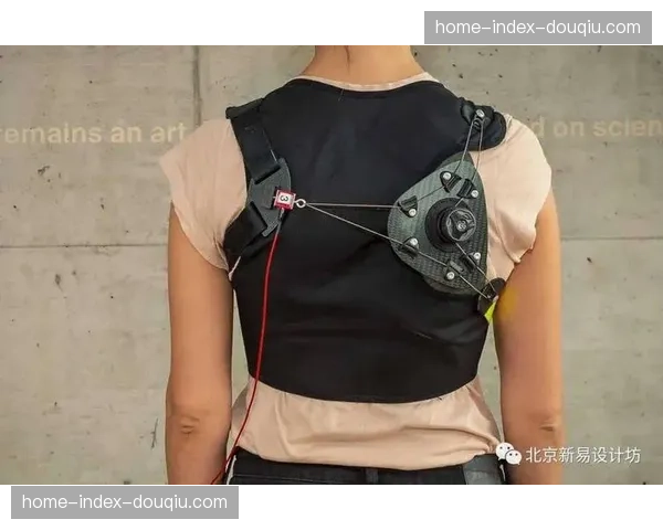 体育科技公司推出新款训练背心,内置传感器用于收集混合防守跑位数据 体育科技公司推出新款训练背心,内置传感器用于收集混合防守跑位数据