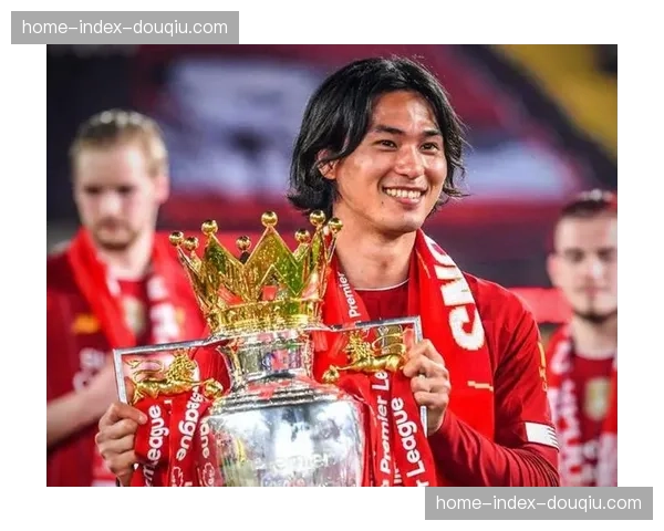 南野拓实左膝前十字韧带断裂，养伤4个月后首次现身主场观战