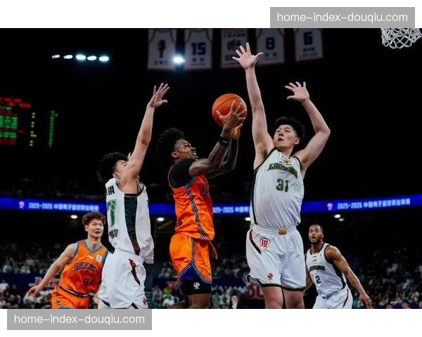 上海男篮常规赛38胜4负夺冠，季后赛冲冠前景受外援伤病影响